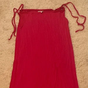 En rosa lång kjol - En rosa lång kjol med knyten vid höfterna från ASOS design, skriv för fler bilder❤️