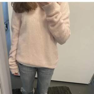 Säljer denna jättefina rosa stickade tröjan från Fall winter spring summer! Då den tyvärr inte kommer till användning. Kontakta gärna om ni har några frågor och pris går att diskuteras💞