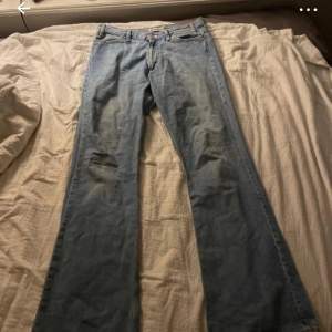 Ljusblå bootcut Acne Jeans, med några defekter ( nötta baksidor på jeans, hål vid insidan av framfickan med det syns ej) men överlag bra skick, skriv för fler bilder