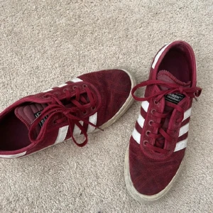 Sneakers  - Skitcoola sneakers från adidas i bra skick! Lite missfärgad sula men är inte märkvärdigt. Storlek 40 2/3💖
