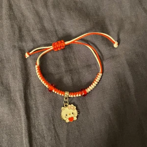 armband - hellokitty armband, justerbar💕Frakt 18kr postar i brev🤗 kontakta mig om ni har några frågor <3