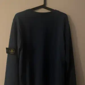Köpt för en månad sen använd 1 gång inte en ända skråma på tröjan, kom privat för fler bilder via intresse, storlek M tröjan är regalblå.