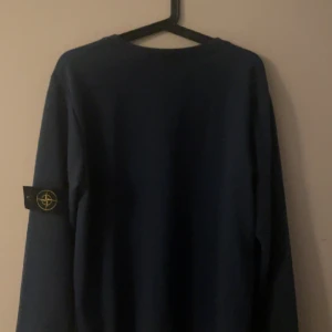 Blå Stone island sweatshirt storlek M - Köpt för en månad sen använd 1 gång inte en ända skråma på tröjan, kom privat för fler bilder via intresse, storlek M tröjan är regalblå.