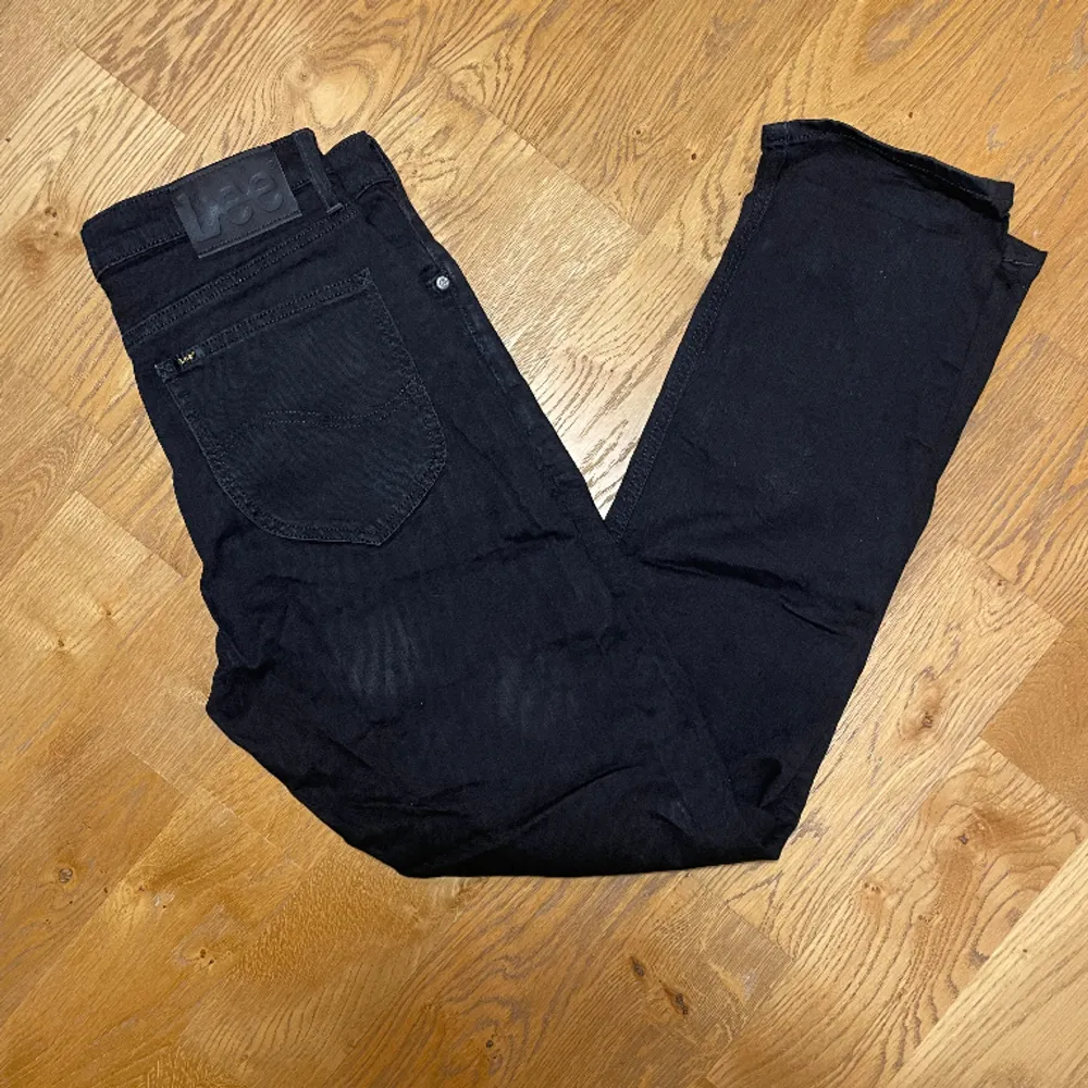 Svarta Lee jeans i storlek W31 L32. Bra passform ( lite mer slim ) och asbra kvalitet. Inga defekter och är så gått som nya! Hör gärna av dig vid frågor och funderingar! . Jeans & Byxor.