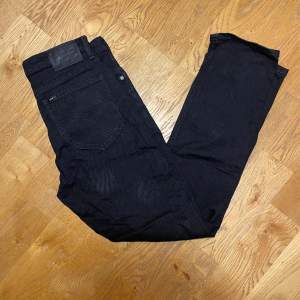 Svarta Lee jeans i storlek W31 L32. Bra passform ( lite mer slim ) och asbra kvalitet. Inga defekter och är så gått som nya! Hör gärna av dig vid frågor och funderingar! 