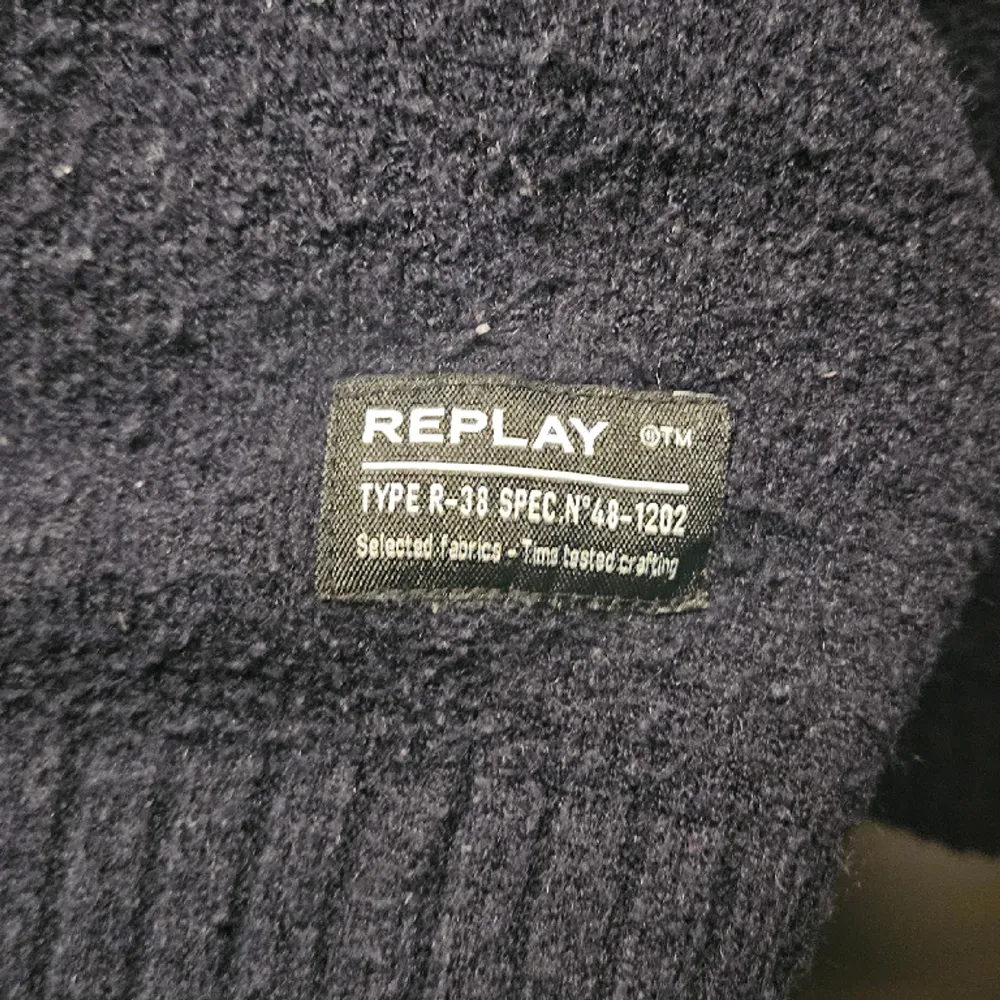 En skön stickad replay tröja som inte kommer till användning köpt på NK i gbg flr 1400kr den är marinblå och i st S men passar även M . Tröjor & Koftor.