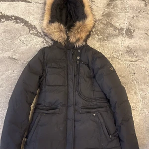 Hollies jacka dam - Hollies jacka storlek M men passar även perfekt till S Inget fel på jackan och inga defekter den är som ny. Köpte jackan hos Nelly.com för 4298kr
