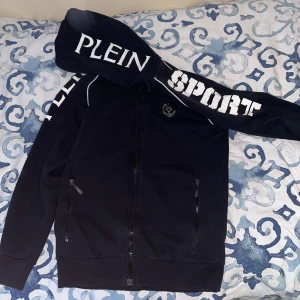 Plein Sport - Limited edition Plein sport köpt på johnells för 3 år sedan. Har ej kvitto, därför har jag valt att lägga upp den billigt. Nypris: 4 800:- pris kan diskuteras