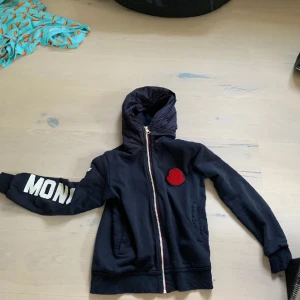 Moncler hoddie - Tjena, säljer min moncler hoddie som är köpt i London! Den är storlek Xs kvitto medföljer!
