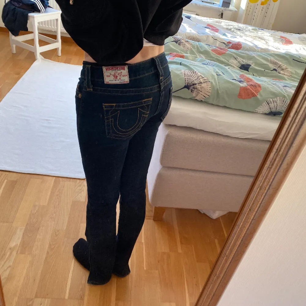 Super snygga och trendiga True Religion Jeans med låg midja och slits! Storlek 25 och perfekt skick! . Jeans & Byxor.