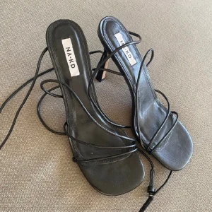 Klackskor  - Svarta klackar med snörning 