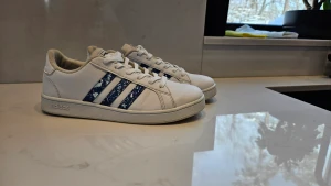 Adidas sneakers  - Speciell målade skor från en riktig "skomålare" Mycket bra kvalite  Hör av er vid frågor eller funderingar 