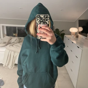 Hoddie - Fin mörkgrön hoddie från Bik bok 