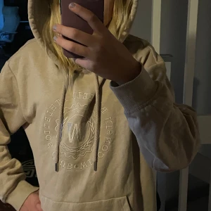 Hoodie - Jätte snygg och kön hoodie från hm. Älskar jätte mjuk och kön.❤️