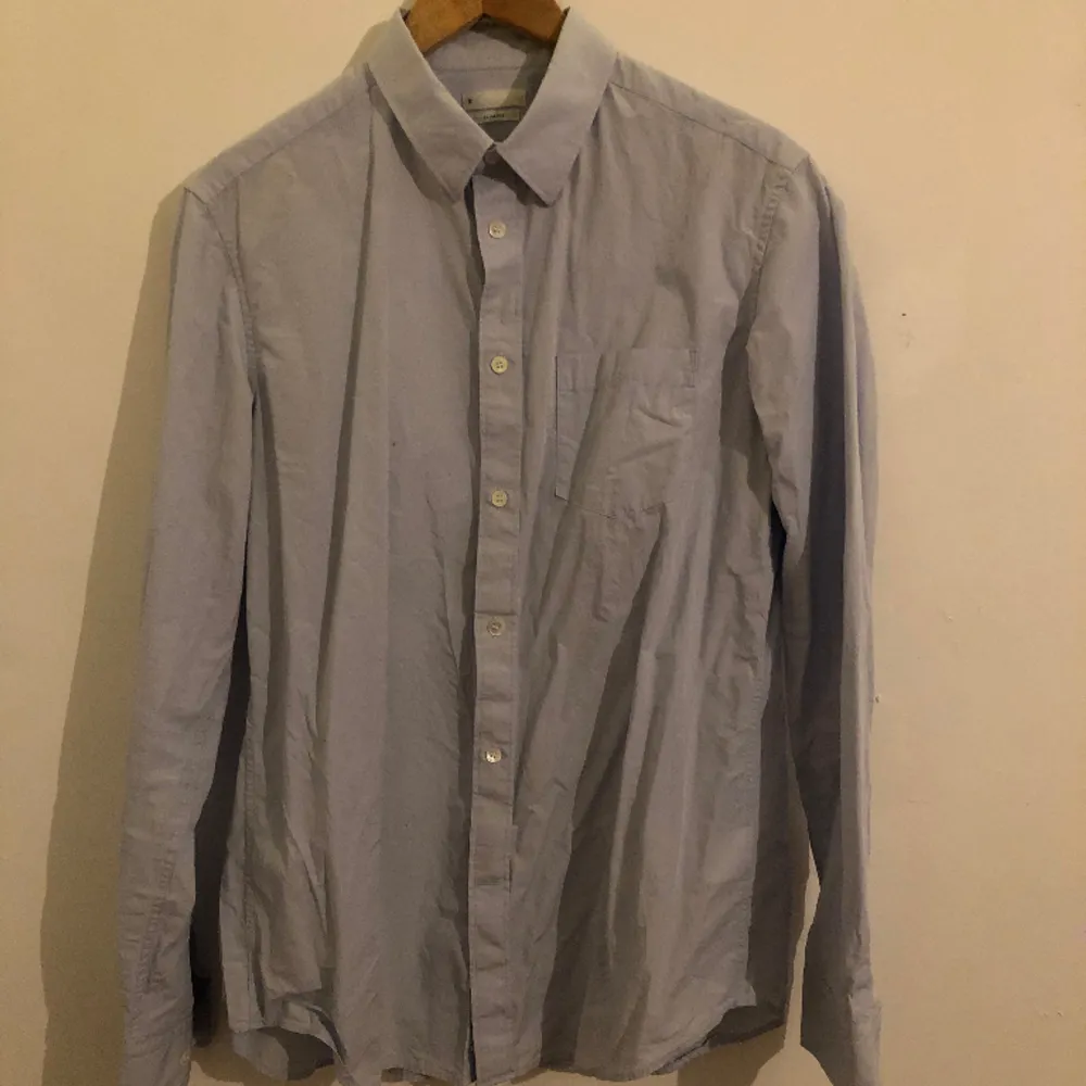 Fin bomullsskjorta i ljusblå färg.  Knappt använd då den inte passade. Nypris ligger runt 500kr . Skjortor.