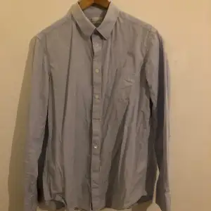Fin bomullsskjorta i ljusblå färg.  Knappt använd då den inte passade. Nypris ligger runt 500kr 