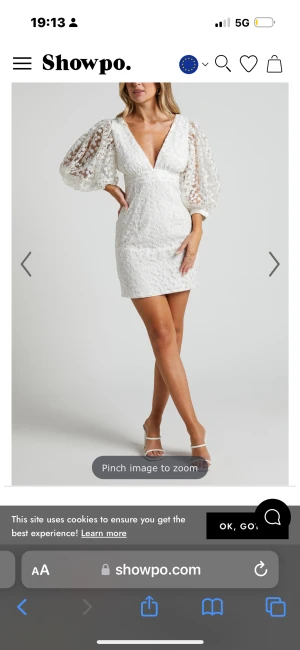 Student klänning - En klänning som kan andvändas både till midsommar och student. Okänt märke från Australien köpt för 800 kr aldrig andvänd och lappen är kvar.