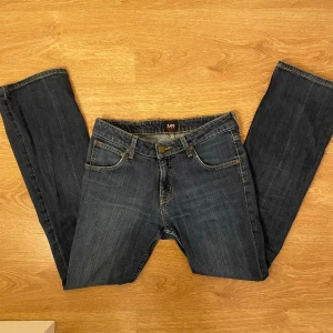 Flared lee jeans🤩 - Säljer dessa flared jeans från lee med låg midja. Tyvärr är de för korta på mig som är 175cm, därför får jag ingen användning för de. Hör av dig vid frågor🥰