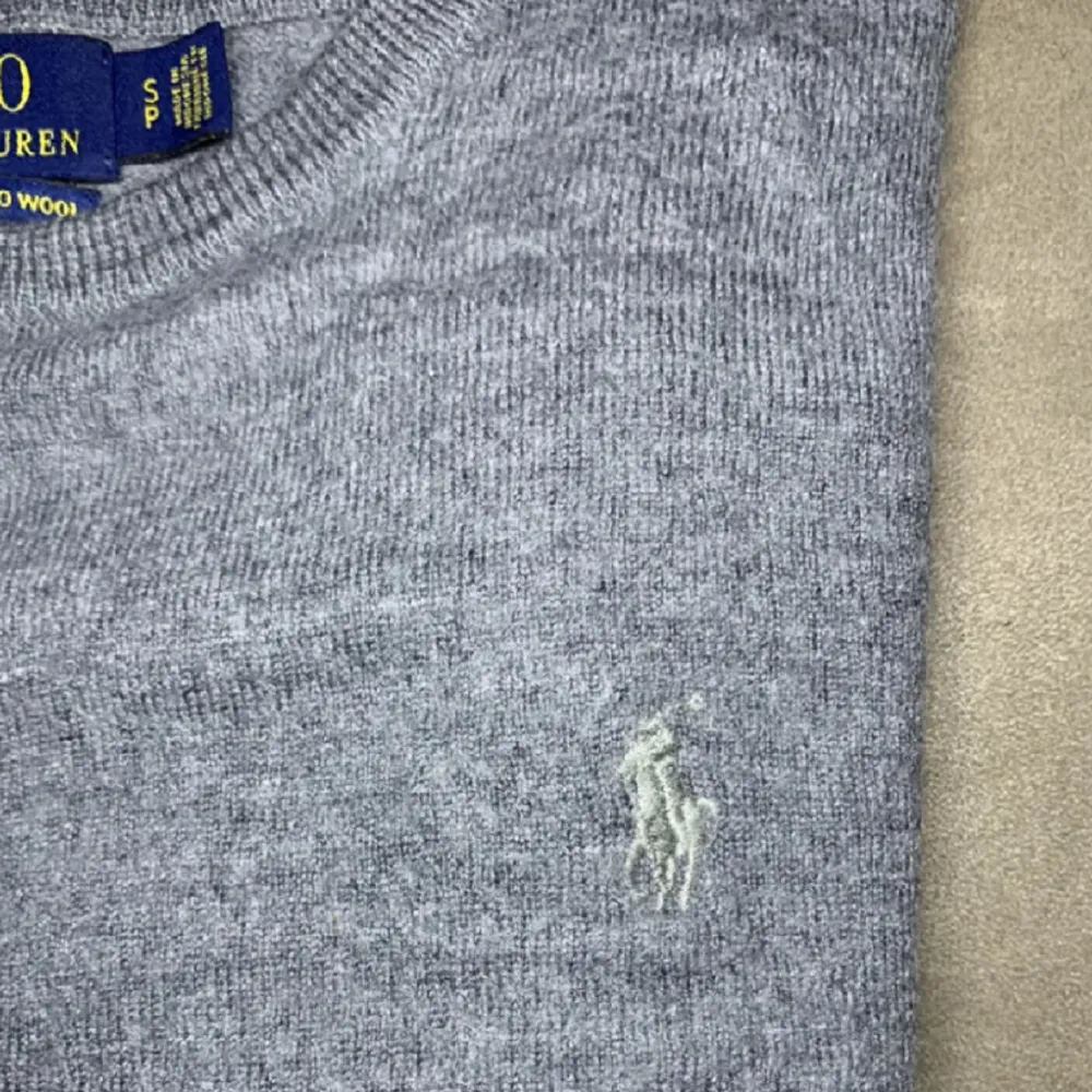 Ralph Lauren tröja, känns inte exakt som splitter ny merino ull men den är fortfarande väldigt skön😁 riktigt bra skick inga fläckar eller hål. S men krympt så passar XS. Tröjor & Koftor.