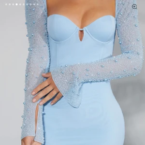 oh polly San Marino klänning - En bodycon design med en cut av satin som verkligen kramar kroppen på bästa sätt. Slit detaljer och deras signatur armar med fina pärlor. Använts endast en gång på min 18 års fest, har ingen användning till den och säljer därför. Frakt ingår 💘