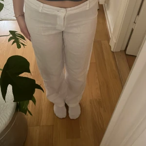 Vita linnebyxor  - Vita linnebyxor från Iza and Elles kollektion med Ginatricot. Storlek 158, sitter som xxs skulle jag säga. 