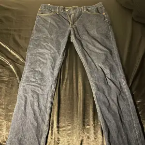 Mörkblå raka jeans från Levi’s. Storlek 34/32 fast kan passa mindre. Knappt använda.