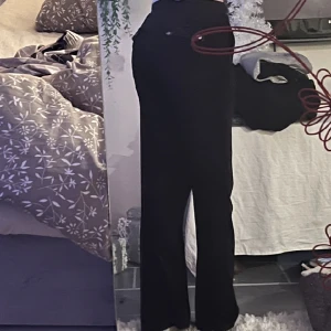 Juicy Byxor - Säljer mina juice byxor, inte mina bilder men har köpt byxorna på bilden! Säljer då dem inte passa mig. Storlek 14-15 Byter annars till byxor i storleken S, Svarta och i bra skick