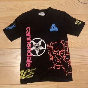Palace x cannondale t-shirt - Palace x cannondale t-shirt. Lite små hål vid taggen (bild 3) inget som syns på håll, annars bra skick