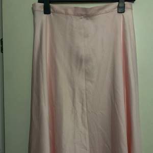 Fin kjol, med satin liknande material. Nypris 400 från hm, aldrig använt