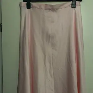 Fin kjol, med satin liknande material. Nypris 400 från hm, aldrig använt