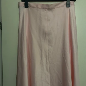 kjol - Fin kjol, med satin liknande material. Nypris 400 från hm, aldrig använt