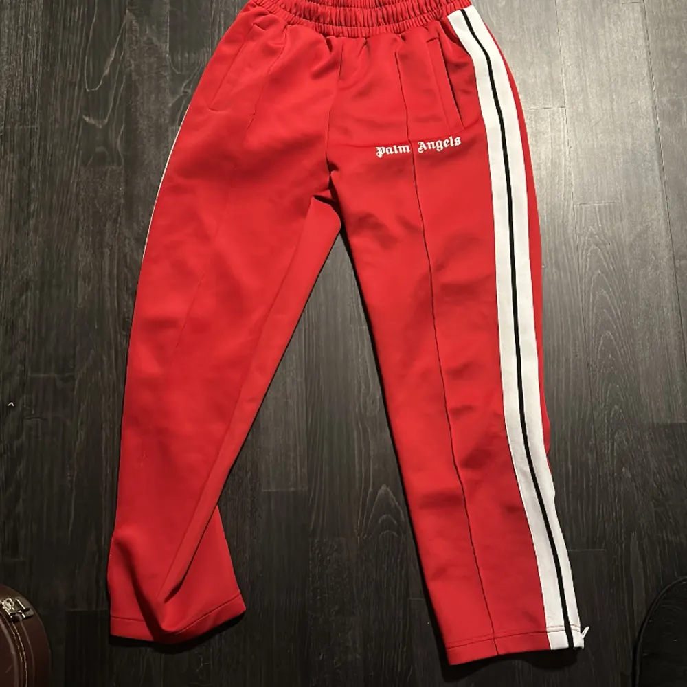 Röda Palm Angels byxor som är använda ett par gånger och i ny skick. Jeans & Byxor.
