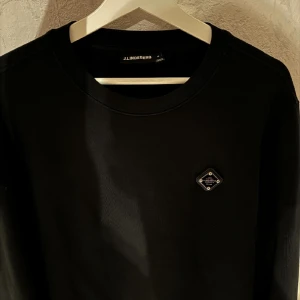 J.Linderberg Crewneck - -Linderberg Crewneck -Strl: M -Cond: 9,5, använd 1 gång -OG: Kom PM Kom PM för mer information!  Nypris: 1200+ KAN GÅ NER I PRIS
