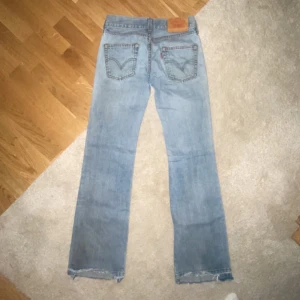 Low Waist Levis Jeans - långa i storleken använda fåtal gånger ljusblå låg midja raka/utsvängda