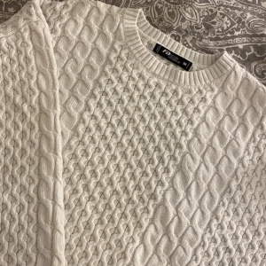 Flät stickad tröja - En tjocktröja lite kort i längden, super fin!! Köppt för 239kr 