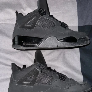 Jordan 4 - Säljer mina black cats pga att jag har tröttnat på dom och jag vill köpa ett par nya skor. Dom är i stl 43 och är i väldigt bra skick. Kom pm för fler bilder eller info