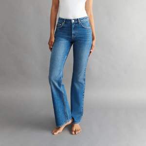 Helt slutsålda mörkblåa bootcut jeans från Gina tricot. Nypris 499 kr💗