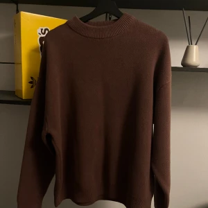 Stickad tröja - Tröjan är Oversized och aldrig använd. Jag är 185 och den passar mig bra. Meddela vid övriga frågor!