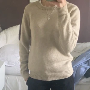 Stickad tröja - Jättefin beige stickad tröja, ifrån märket vila 💘 bra skick, lite nopprig längst ner på ärmarna 💕 nypris är 279kr
