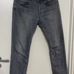 Acne Studios Jeans - Skick 9/10. Köpta för 3000 men har inte kvar kvittot. En liten defekt på ena benet men det syns inte när man har på sig byxorna. Jag själv är 184 och byxorna är perfekt längd. Priset är inte hugget i sten! Dm för fler bilder och frågor!