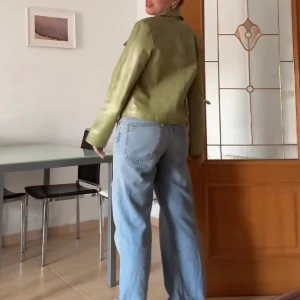 Grön läderjacka  - Säljer en liknade grön läderjacka. Helt ny och oanvänd! 