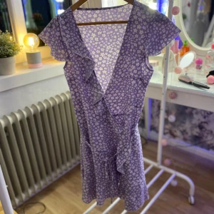 Sommarklänning  - En fin lila sommarklänning, med knytsnörren. Jätte fin och så, men den kommer inte till så mycket användning 