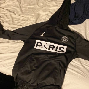Psg hoodie - Bra skick, nästan aldrig använd. 