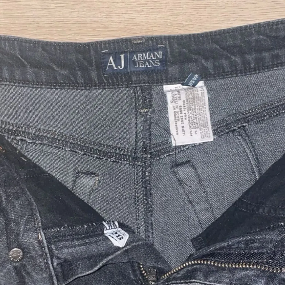 Säljer mina Armani jeans. Nästan lite urtvättad svart färg, har Armani märket på ena fickan ibak är även bootcut. Bra sick. Jeans & Byxor.