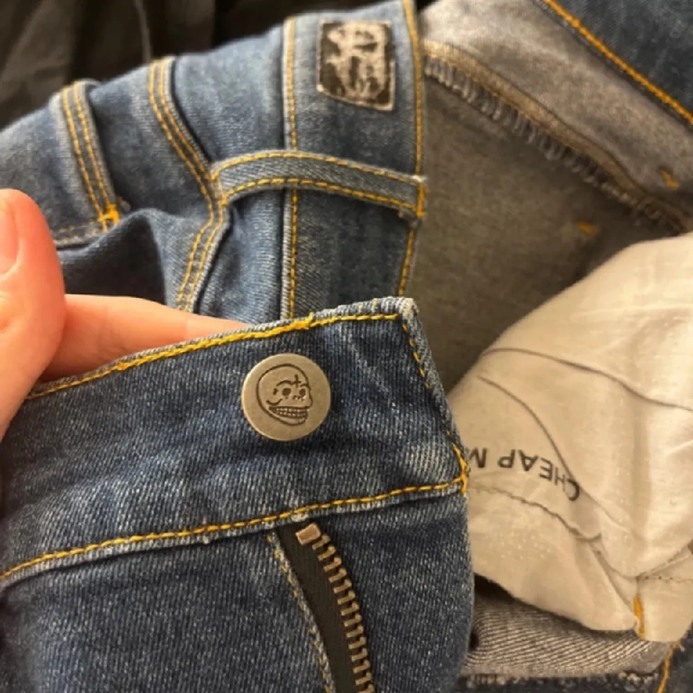 Säljer dessa ursnygga lågmidjade jeans från cheap Monday, de är rätt så lågmidjade men tycker det är otroligt snyggt, de är i storlek 29 men passar mig som oftast har 27 i jeans! Skulle tro att de passar xs också, är 165. Jeans & Byxor.