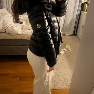Moncler - PRIS KAN DISKUTERAS! Maja Moncler jacka i mörkblå, köpt förra december men blev inte använd. Blev ett snabbköp pga trend, använd fåtal gånger Max 5ggr totalt men absolut inget fel på den tröttnade bara. Osäker på pris så det går att diskutera, köpt för 13.000kr på nk