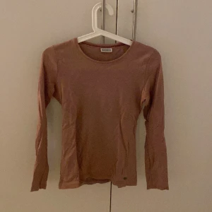 fin rosa tröja - den är nästan helt oanvänd. säljer pga den är för kort i armarna. väldigt bra skick💗tryck inte på köp direkt☺️