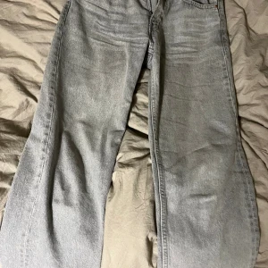 Lågmidjade Perfect Ginatricot - Lågmidjade jeans från Gina i stl 34, säljs också pga för stor och knappt använt sen september. Också köpt för 499kr 