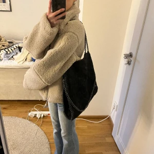 Stella mccartney-liknande väska - EJ ÄKTA!  Stella mccartney-liknande väska i svart. Tidigare köpt här på plick. Säljer pga kommer ej till användning. 