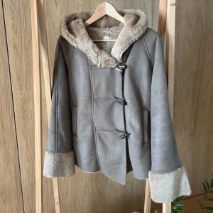 Söt kappa - Säljer denna kappa av bra kvalitet då den inte kommer till användning !! Den har luva och fickor. Passar till både vinter och vår/höst, beror på 💗  MÄRKE - Next STORLEK - 38,M Bredd under armarna - 2x 52 cm Total längd - 63 cm